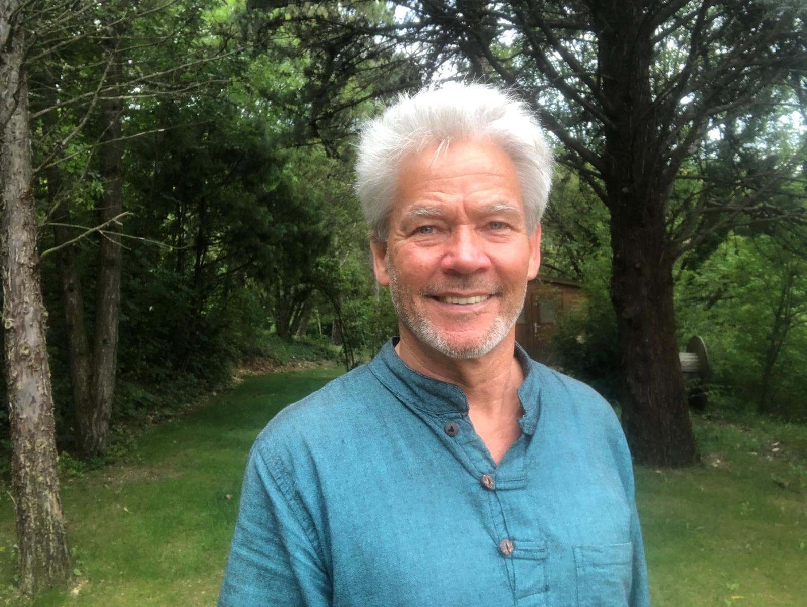 Pierre Pyronnet en pleine nature — 40 ans de recherche sur la synchronie du vivant